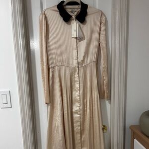 Chic Long-Sleeve Cream Dress with Black Collar